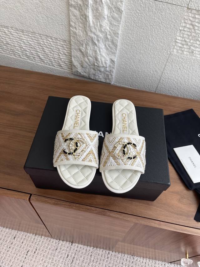 顶级版本: Chanel 香奈儿 25Ss 春夏新款 拉菲草 编织双C扣 一字拖 凉拖鞋 Chanel 小香 双C扣 一字拖，拉菲草编织鞋面上点缀着金属大双C标