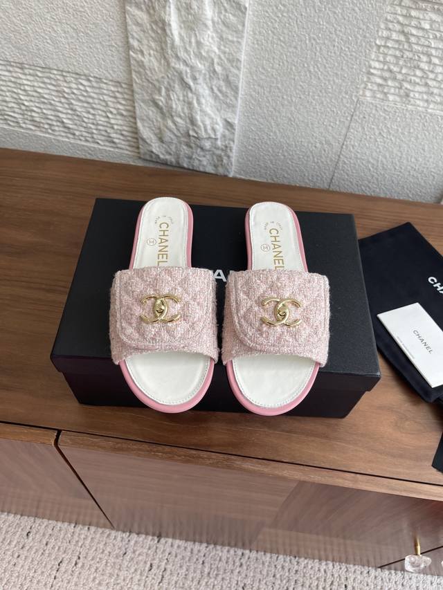 顶级版本: Chanel 香奈儿 25Ss 春夏新款 针织 电绣 双C扣 书包扣 一字拖 凉拖鞋 Chanel 小香 双C书包扣一字拖，超柔软羊皮电绣菱格 金属