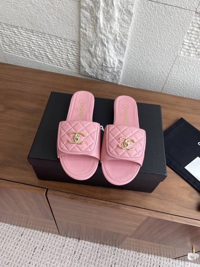 顶级版本: Chanel 香奈儿 25Ss 春夏新款 针织 电绣 双C扣 书包扣 一字拖 凉拖鞋 Chanel 小香 双C书包扣一字拖，超柔软羊皮电绣菱格 金属