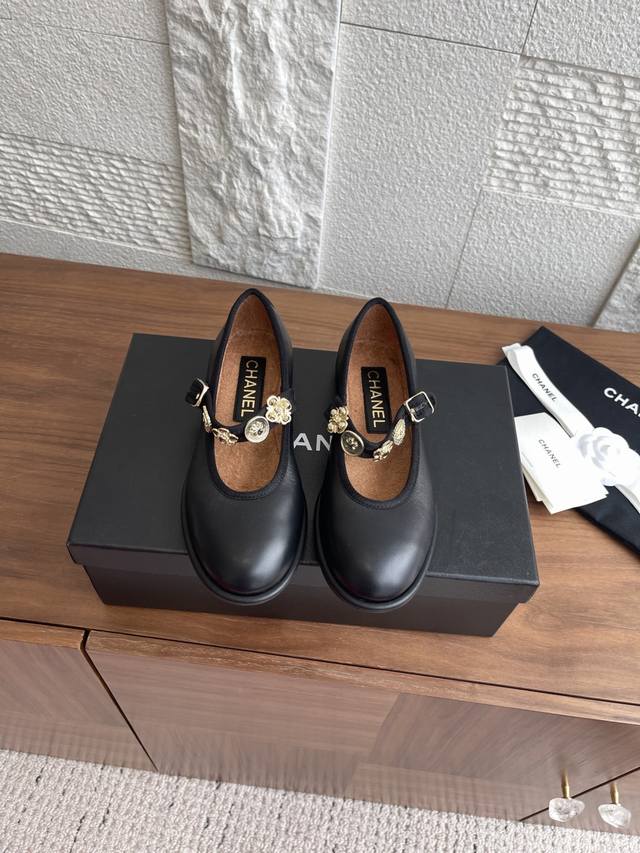 顶级版本: Chanel小香 25Ss 春夏新款 珍珠 金币 花朵 平底 玛丽珍 单鞋 Chanel 小香金币玛丽珍，经典的搭配，真的超级有个性！复古又时髦，无