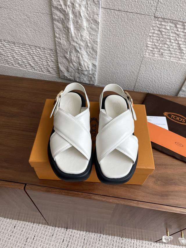顶级版本: Tod’S 托德斯 25Ss 夏季新品 扣带 厚底 凉鞋 Tod’S新款凉鞋以柔软的牛皮制作而成，后跟扣带设计，扣带点缀带品牌字母的金属扣，微填充内