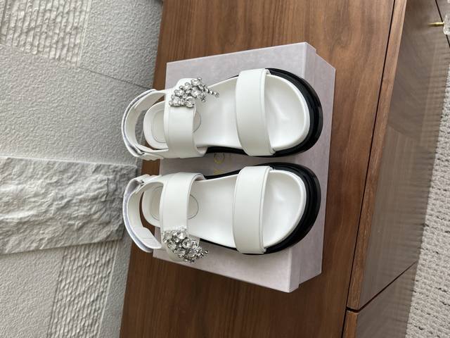 顶级版本: 拖鞋 Jimmy Choo 吉米周 25Ss 夏季新款 新品首降 水晶饰 平底 凉鞋 拖鞋 新品首降 Jc水晶饰 凉鞋 拖鞋 简约而不失优雅，鞋面采
