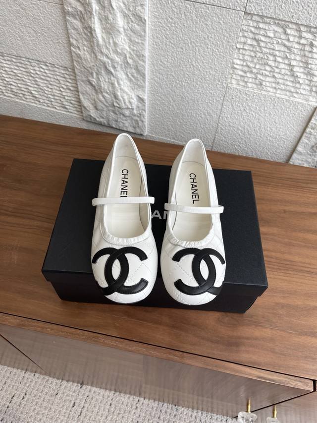 顶级版本: Chanel 香奈儿 25Ss 春夏新款 大双C电绣 菱形 芭蕾舞鞋 单鞋 Chanel 香奶奶 芭蕾舞鞋，鞋头显尽大双C品牌徽标和整体电绣菱格，玫