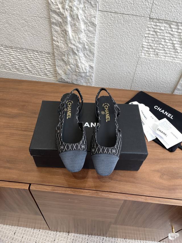顶级版本: Chanel 香奈儿 25B 夏季新品 牛仔布 后空 单鞋 平底 粗跟 Chanel 小香 经典中空拼色 水钻毛呢 条纹系列，清新亮眼的配色让这个春