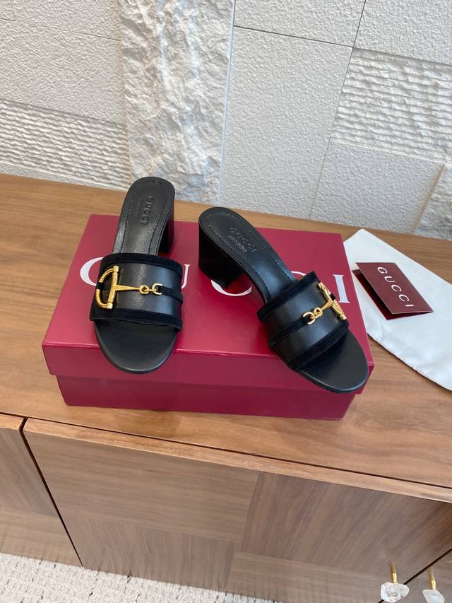 顶级版本: Gucci 古驰 25Ss 夏季新品 马衔扣饰 绒面 粗跟 高跟 拖鞋 Gucci 古驰 女士凉拖，鞋面搭配饰经典马衔扣细节金色调配件，尽显别样魅力