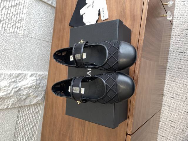 顶级版本: Chanel 香奈儿 2025B 夏季新品 书包扣 网纱 电绣菱格 玛丽珍 Chanel Coco Beach 书包扣玛丽珍夏季新款网感玛丽珍鞋 平