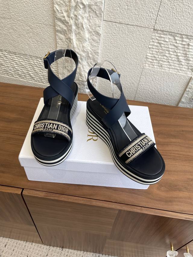 顶级版本:拖鞋 ，凉鞋: Dior迪奥 25Ss 夏季新品 Dway 厚底 一字拖凉鞋 迪奥 Dway 厚底凉拖时尚休闲。棉质款式饰以 Christian Di