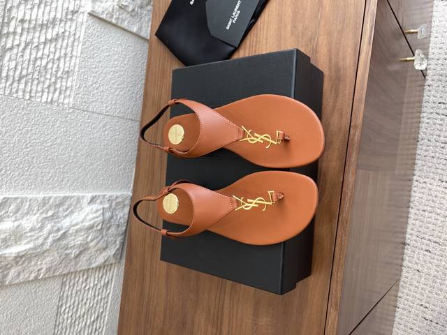 顶级版本: Saint Laurent 圣罗兰 25Ss 夏季新品 平底凉鞋 Ysl平底凉鞋，配有三角形鞋面装饰，并饰有金属Cassandre标志，鞋垫上饰有圆