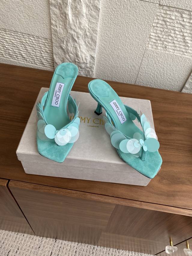 顶级版本: Jimmy Choo 吉米周 25夏季新品 亮片 方头 夹脚 高跟 拖鞋 Jc新品首降 鞋面采用麂皮绒面材质精心制作，别致饰有金属感亮片，焕发复古迷