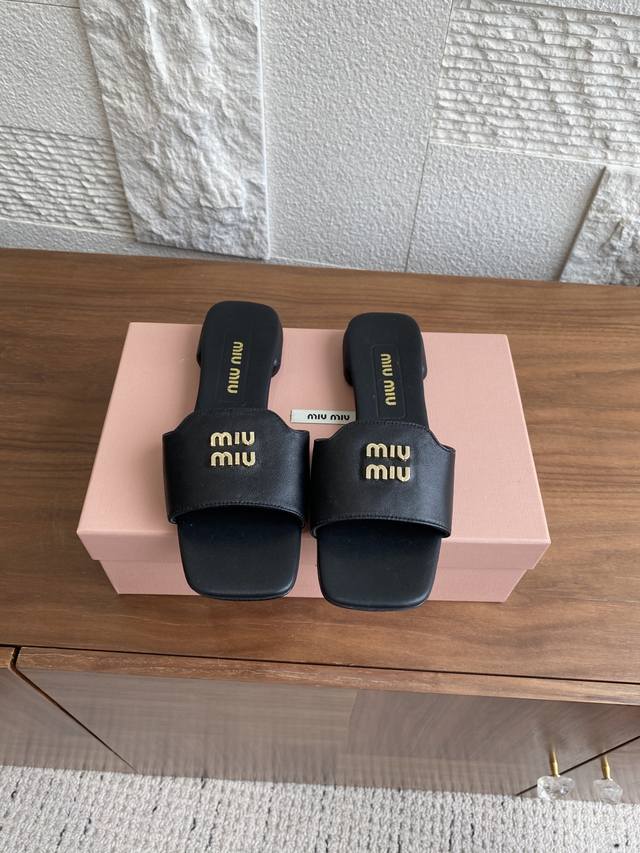 顶级版本: Miu Miu 25Ss 夏季新品 方头 一字拖 粗跟 平底 拖鞋 Miumiu 夏季新款 这款拖鞋采用精致皮革徽标细节，鞋面饰有皮革字母徽标，平底