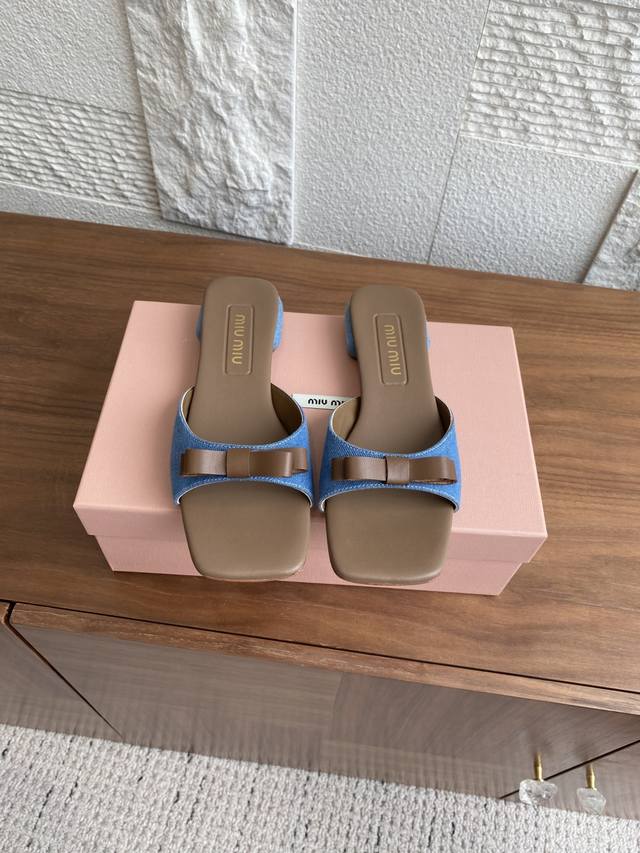 顶级版本: Miu Miu 25Ss 夏季新品 蝴蝶结 一字拖 牛仔布 方头 平底 拖鞋 Miumiu 夏季新款 大方头形采用牛仔布一字面点缀皮面层叠蝴蝶结，平