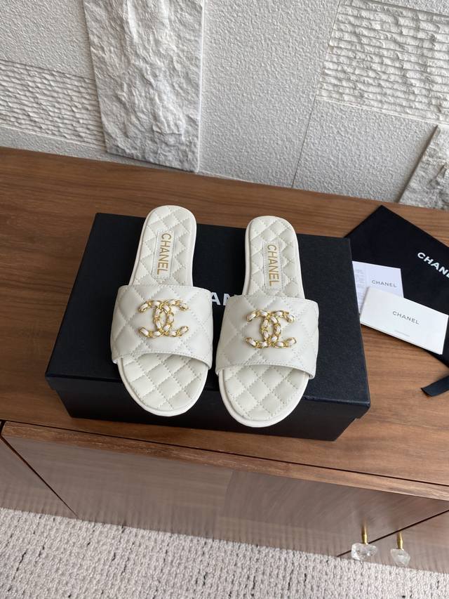 顶级版本: Chanel 香奈儿 2025B 夏季新品 大双C扣 电绣菱格 平底 拖鞋 Chanel 夏季新款 鞋面采用柔软羊皮电绣菱格搭配大双C扣拖鞋 平底菱