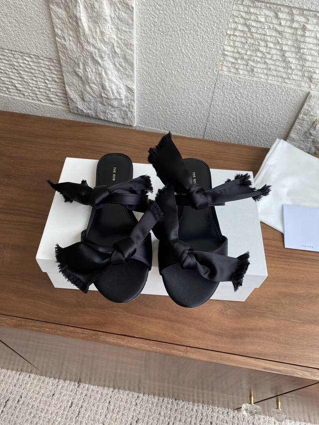 顶级版本: The Row 25Ss 季夏新品 真丝绸缎 蝴蝶结 猫跟 高跟 平底 单鞋 The Row家的简约系列真的没话可说，整鞋采用真丝绸缎制作，双细带上
