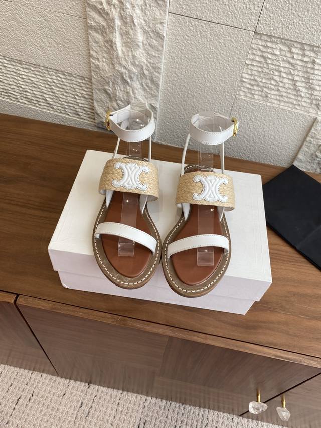 顶级版本:拖鞋 ，凉鞋 Celine赛琳 25Ss 夏季新品 凯旋门刺绣 拉菲草 编织 一字拖 度假拖 凉鞋 Celine赛琳凉鞋拖鞋，鞋面采用拉菲草编织而成，