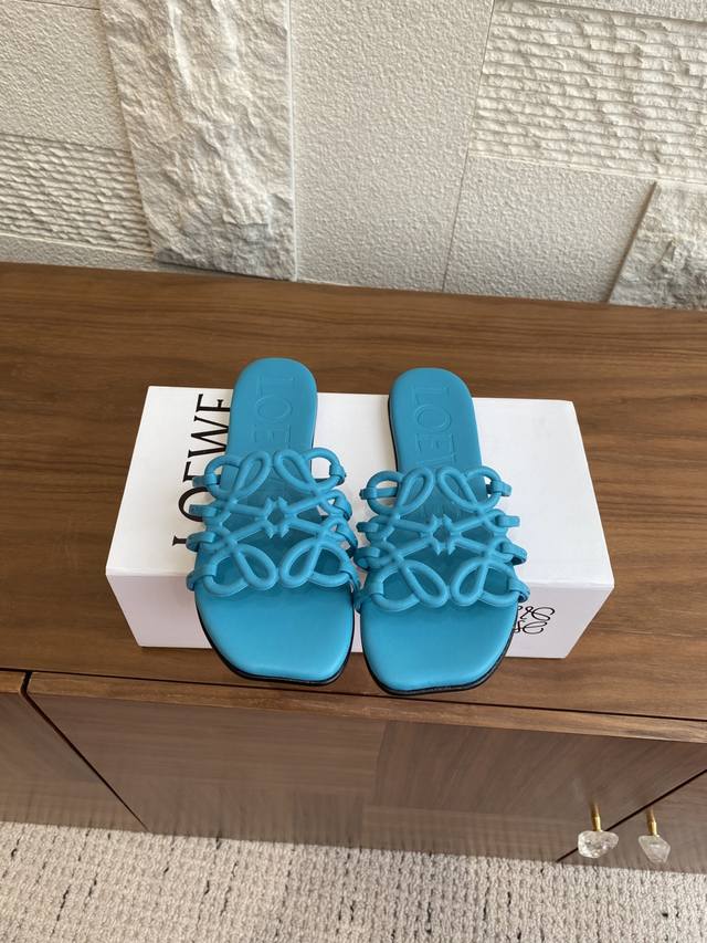 顶级版本: Loewe 罗意威 25Ss夏季新品 镂空 平底 拖鞋 Loewe 罗意威柔软牛皮革凉鞋，镂空 Anagram 鞋面，手给饰边和手工缝制接缝。中底饰