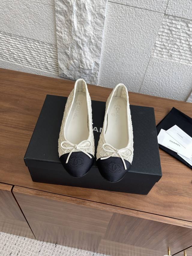顶级版本: Chanel 香奈儿 2025B 夏季新品 鞋头电绣大双C 编织 平底 芭蕾舞鞋 玛丽珍 Chanel Slingback 经典中空拼色 ，清新亮眼
