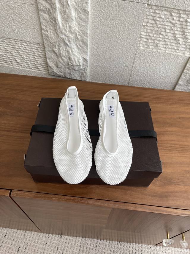 顶级版本: Alaia 25夏季新款 明星同款 渔网 平底 芭蕾舞鞋 Alaia 明星同款 网面设计 呼吸感拉满 透气不闷热 圆头设计释放脚趾空间 搭配薄袜或光