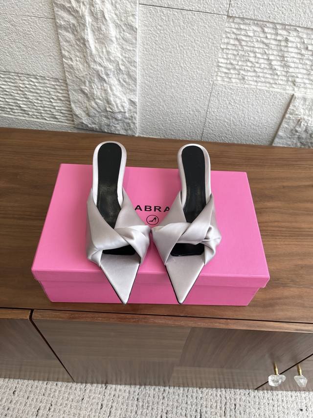 顶级版本: Carven 25Ss 春夏新款 尖头 蝴蝶结 猫眼跟 拖鞋 Carven 巴黎走秀款，梦幻夏日超美露趾鞋，采用哑光缎面材质，鞋面设计为柔软衬垫的扭