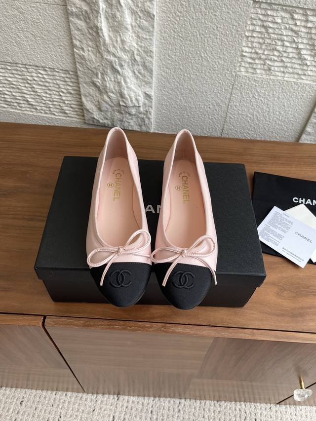 顶级版本: Chanel 香奈儿 2025B 夏季新品 鞋头电绣大双C 平底 芭蕾舞鞋 玛丽珍 Chanel Slingback 经典中空拼色 ，清新亮眼的配色