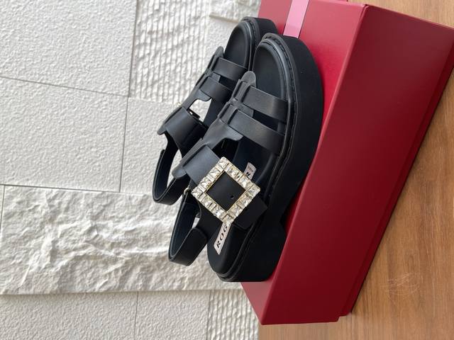 顶级版本: Roger Vivier Rv 25Ss 系列带厚底后空凉鞋，拖鞋 Rv品牌推出Viv' Rangers系列演绎都市风格，本款凉鞋以小牛皮制成，厚底