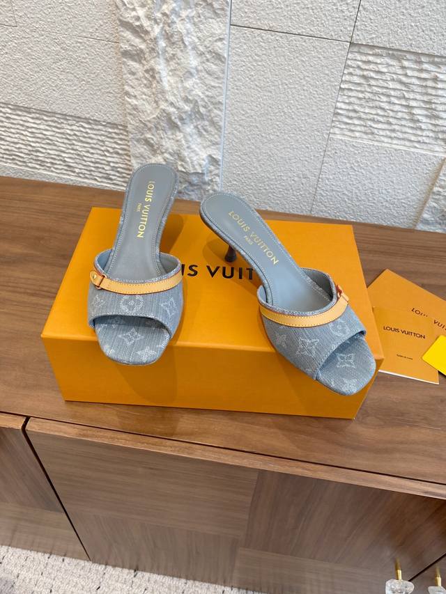 顶级版本: Lv X Tm 路易威登X村上隆联名6Am 系列白三彩 牛仔布 提花 平底 凉拖鞋 Lv 6Am凉拖出自路易威登 ×村上隆再版系列，为全幅 Mono