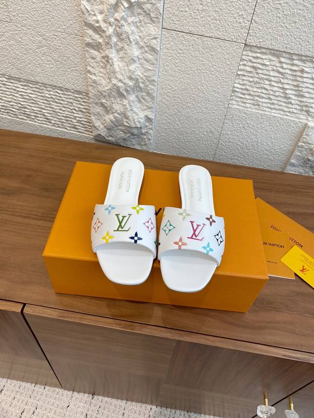 顶级版本: Lv X Tm 路易威登X村上隆联名6Am 系列白三彩 平底 凉拖鞋 Lv 6Am凉拖出自路易威登 ×村上隆再版系列，为全幅 Monogram，案浸