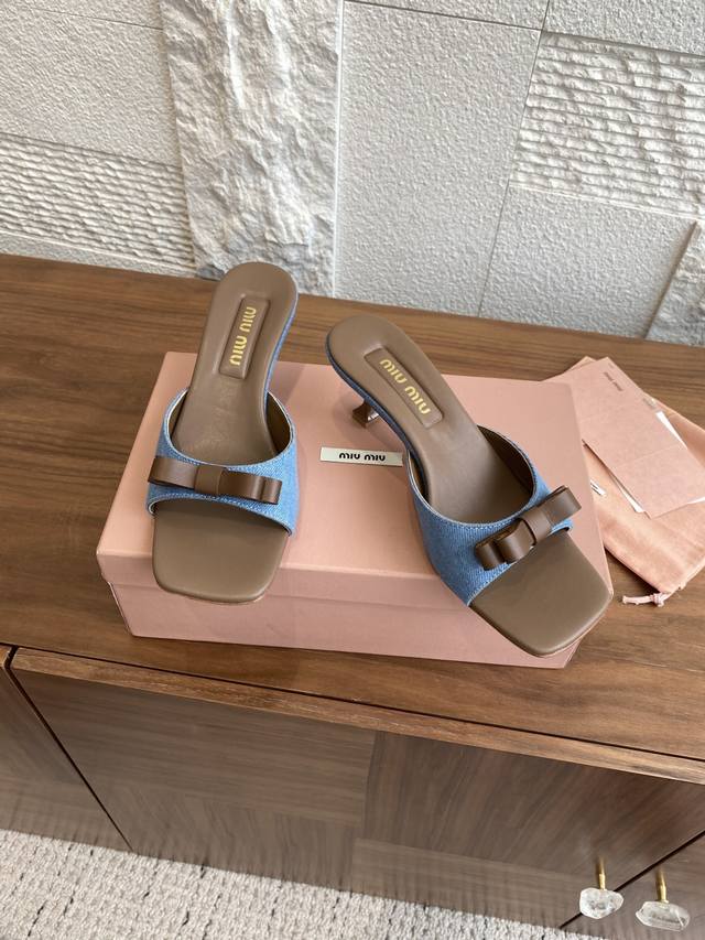 顶级版本: Miu Miu 25Ss 夏季新品 方头 一字拖 小猫跟 牛仔布 拖鞋 Miumiu 夏季新款 这款拖鞋采用精致皮革徽标细节，鞋面饰有皮革字母徽标，