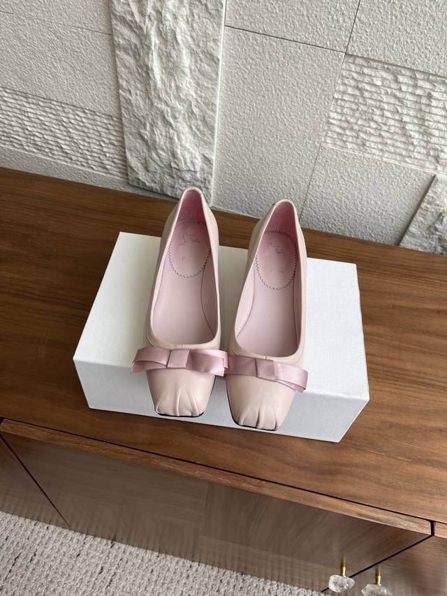 顶级版本: Christian Louboutin 25Ss 秋冬新款 丝带蝴蝶结 牛仔布 粗跟 芭蕾舞鞋 单鞋 Cl 路铂廷Mamadrague女鞋浅口休闲，
