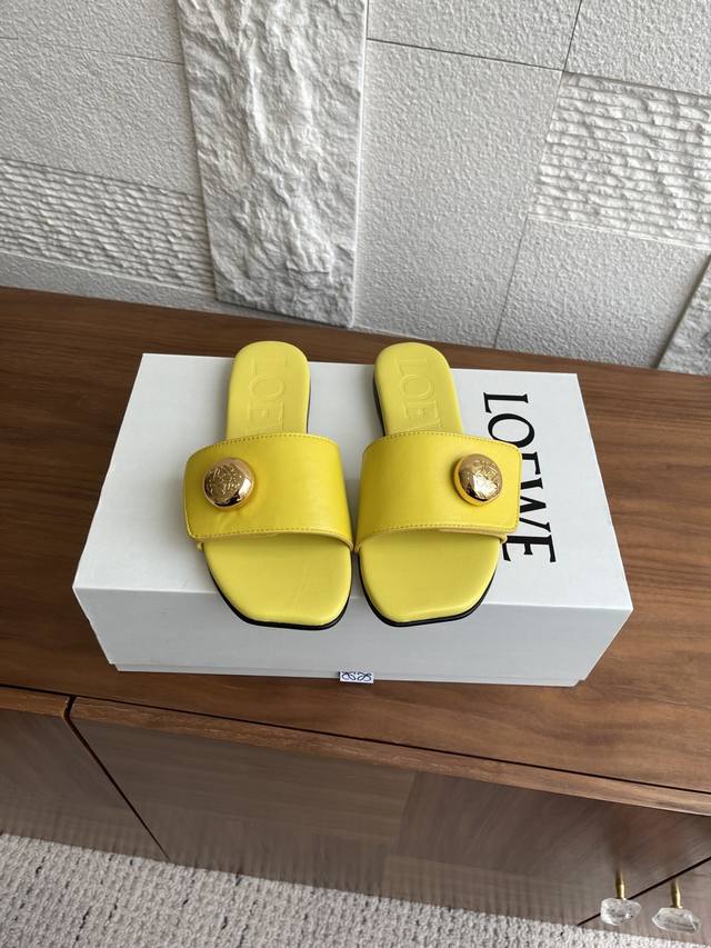 顶级版本: Loewe 罗意威 25Ss 夏季新品 一字拖 平底 拖鞋 Loewe 今年超火的品牌 好多明星网红时尚博主种草，鞋面柔软牛皮凉鞋，采用花瓣形鞋头，