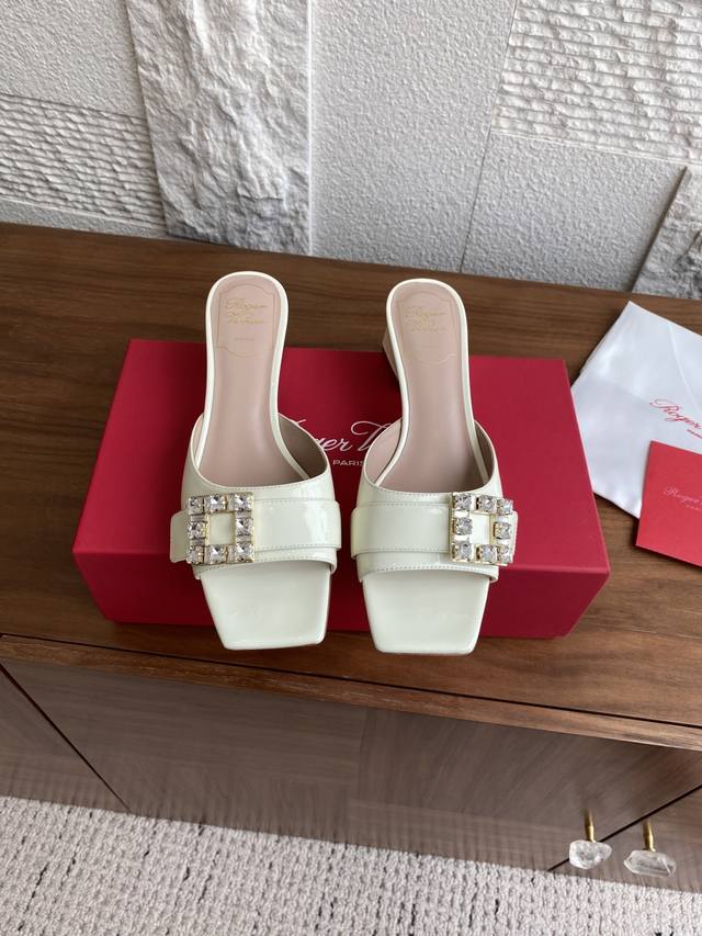 顶级版本: Roger Vivier 夏季新品 水晶钻扣 漆皮 方头 粗跟 拖鞋 Rv新款钻扣粗跟拖鞋以牛漆皮手工制成，点缀闪钻饰扣！意大利进口真皮大底，粗跟平