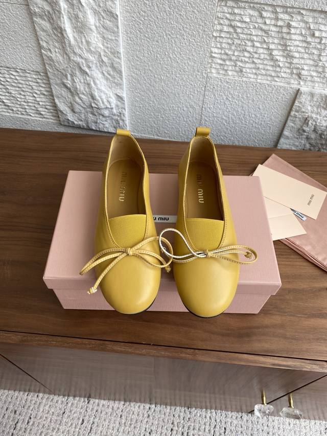 顶级版本:平底 ，单跟 Miu Miu缪缪 25Ss 春夏新款 平底 粗跟 高跟鞋 蝴蝶结 橡筋 芭蕾舞鞋 乐福鞋 Miumiu这款芭蕾舞鞋款式分高跟和平底，采