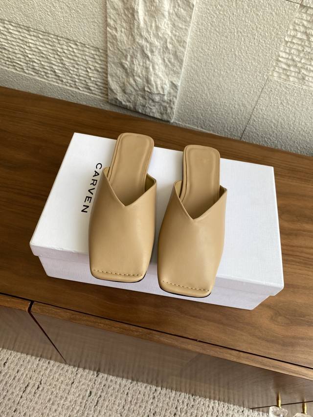 顶级版本: Carven 卡纷 25Ss 春夏新款 方头 平底 粗跟 穆勒鞋 Carven卡纷 羊皮穆勒平底拖鞋，采用抛光纳帕小羊皮，方形鞋头和V形鞋口设计，鞋