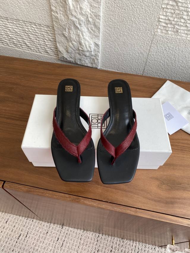 顶级版本: 莞货 Toteme 2025 夏季新品 方头 猫跟 人字拖 拖鞋 这款 Toteme Flip-Flop 高跟鞋于意大利制造。精致流畅鞋型结合方形鞋