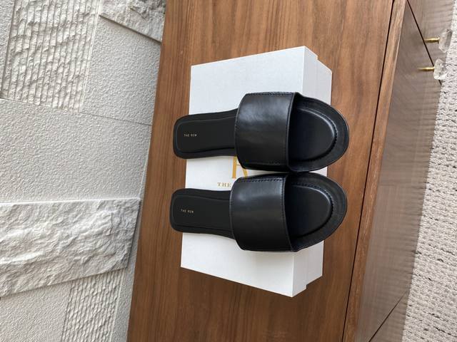 顶级版本: 莞货 The Row 25Ss 夏季新品 一片式 平底 拖鞋 Therow永不过时的简约高级感，一贯的极简风格 干净利落的一片式版面设计没有任何装饰