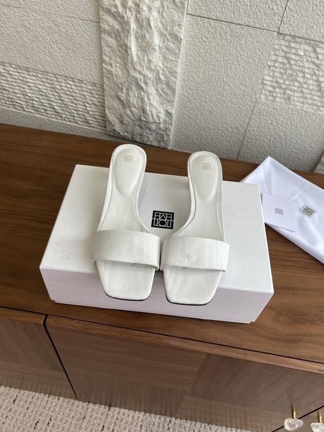 顶级版本: Toteme 25Ss 夏季新品 方头 粗跟 波浪纹 穆勒凉鞋 拖鞋 Toteme 穆勒凉鞋采用摩尔纹面料制成，此面料饰有波纹状图案，变换角度观察，