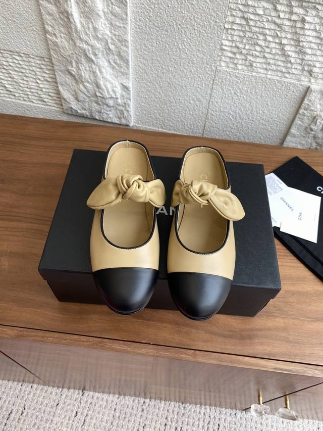顶级版本: Chanel 小香 25C 春夏新款 蝴蝶结 小耳朵 玛丽珍 半拖 Chanel 全新演绎经典造诣半拖，黑白圆圆头配上萌萌小耳朵太喜欢啦！！鞋子超级