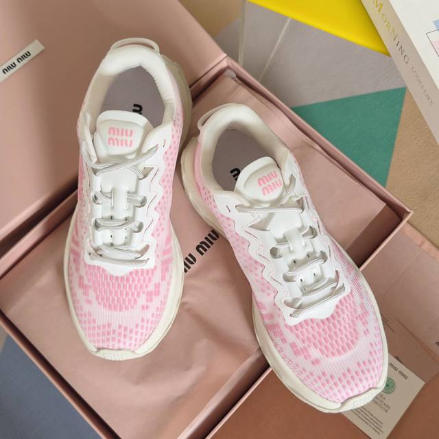 顶级版本：情侣款 Miumiu缪缪 最新 复古 情侣款 厚底 飞织 休闲 运动鞋 原版购入开发 做货 这款充满个性的大胆技术面料运动鞋因其线条和动态鞋底而脱颖而