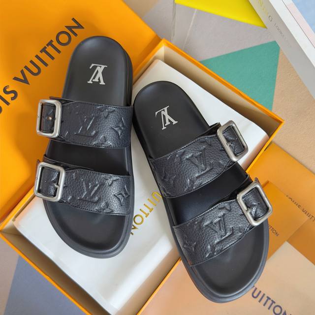 顶级版本：男款 Lv 路易威登 L家 驴牌Venice系列 厚底 凉拖鞋 原版购入开发 做货 本款 Lv Venice 凉拖为粒面牛皮革融入标志性 Monogr