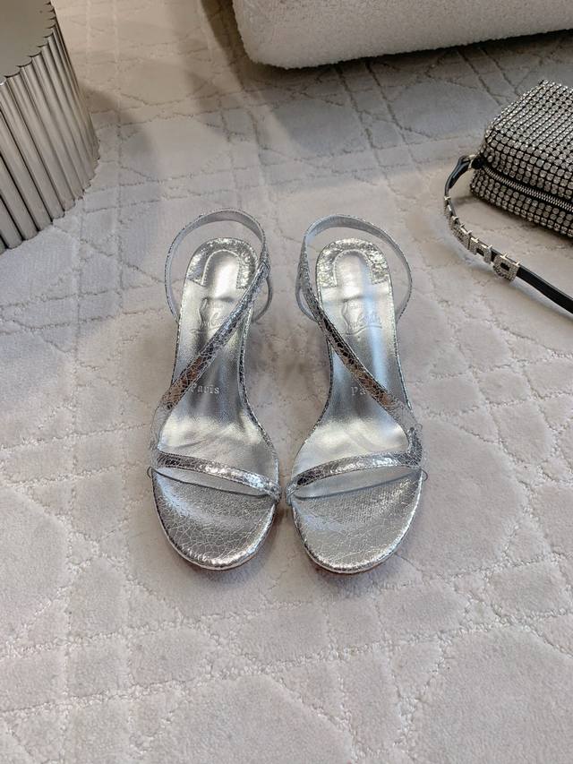 出厂价P Christian Loubouti* 新款绕带红底高跟凉鞋 流畅的曲线勾勒曼妙风情 尽显性感风姿 鞋面牛皮 内里垫脚羊皮 原版进口Ar1顶级真皮大底