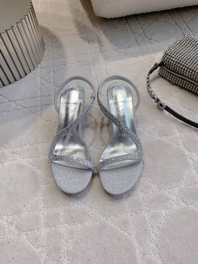 出厂价P Christian Loubouti* 新款水钻绕带红底高跟凉鞋 流畅的曲线勾勒曼妙风情 尽显性感风姿 鞋面牛皮进口水钻 内里垫脚羊皮 原版进口Ar1