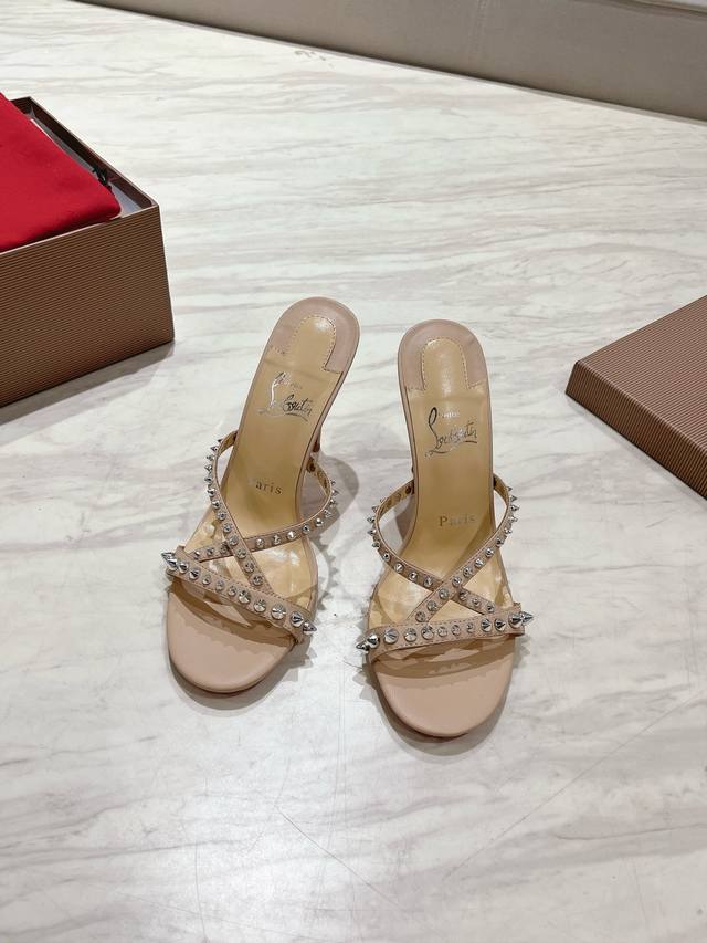 顶级版 原版盒 Christian Louboutin 2025S原版做货重工Cl柳丁交叉一字带高跟拖鞋 材质：头层高光小牛漆皮铆钉 内里：粒面珠光羊皮里 大底
