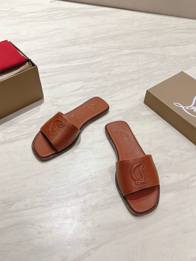 顶级版 原版盒 Christian Louboutin 2025S原版开模一比一开模Cl休闲一字平底拖鞋 材质：头层高光小牛皮 内里：粒面珠光羊皮里 大底：原版