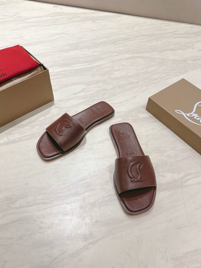 顶级版 原版盒 Christian Louboutin 2025S原版开模一比一开模Cl休闲一字平底拖鞋 材质：头层高光小牛皮 内里：粒面珠光羊皮里 大底：原版