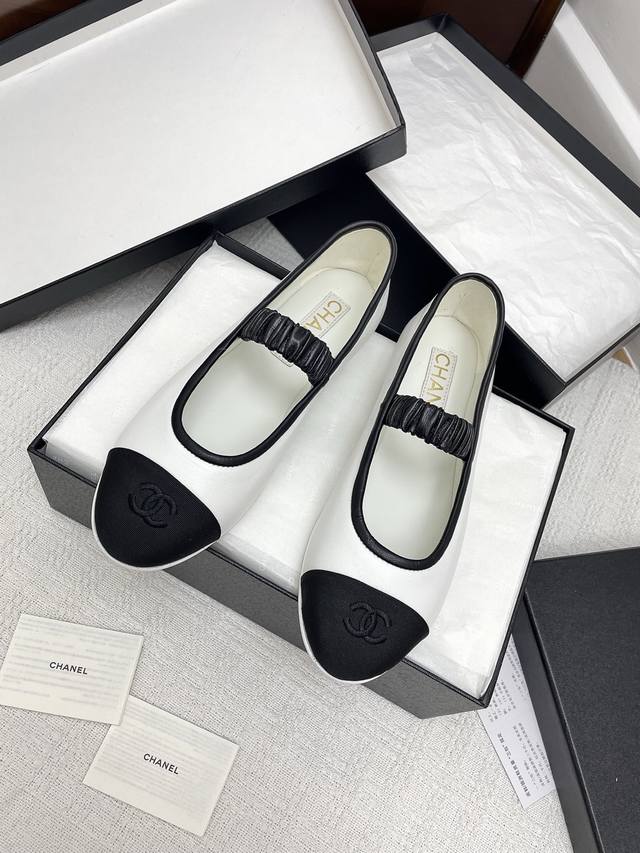 代购级 Chanel小香 25Ss 春夏新款拼色圆头脚环玛丽珍鞋 单鞋 复古的玛丽珍太对味了，个人最喜欢好经典的搭配，颇有80年代复古小香风的感觉，款式新颖时尚