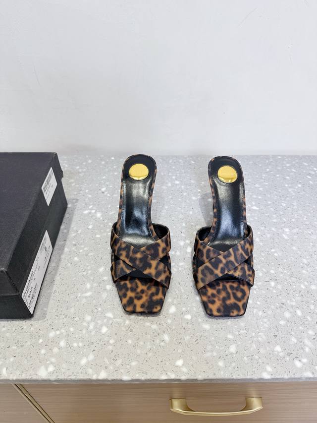 Saint Laurent 圣罗兰 25Ss春夏新款 高跟 拖鞋 璀璨夺目的水钻 优雅减龄 仙气满满的公主氛围！ 各种小裙子搭配起来 完全不挑脚型哦 真的美的过