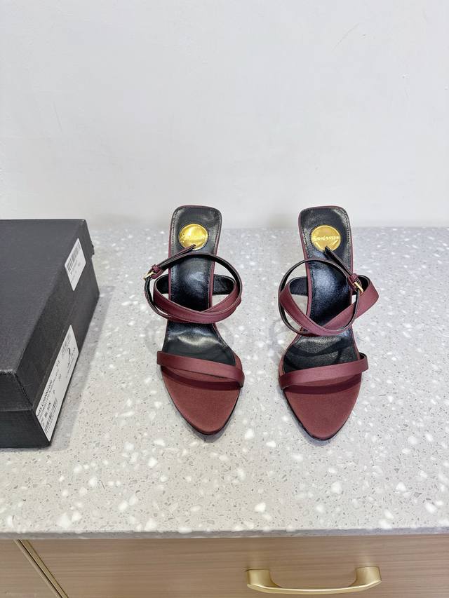 Saint Laurent 圣罗兰 25Ss春夏新款 坡跟 高跟 绑带 凉鞋 璀璨夺目的水钻 优雅减龄 仙气满满的公主氛围！ 各种小裙子搭配起来 完全不挑脚型哦