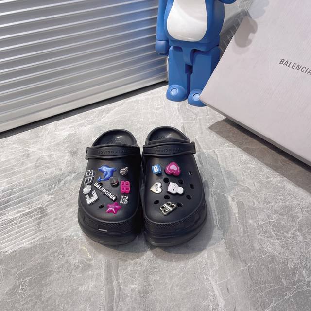 巴黎世家Balenciaga 春夏最新情侣款洞洞鞋，25春季新款黑马单品,海内外时尚博主纷纷上脚大秀，火遍海内外社交平台，时尚达人必入款，各种巴家元素五金扣Di