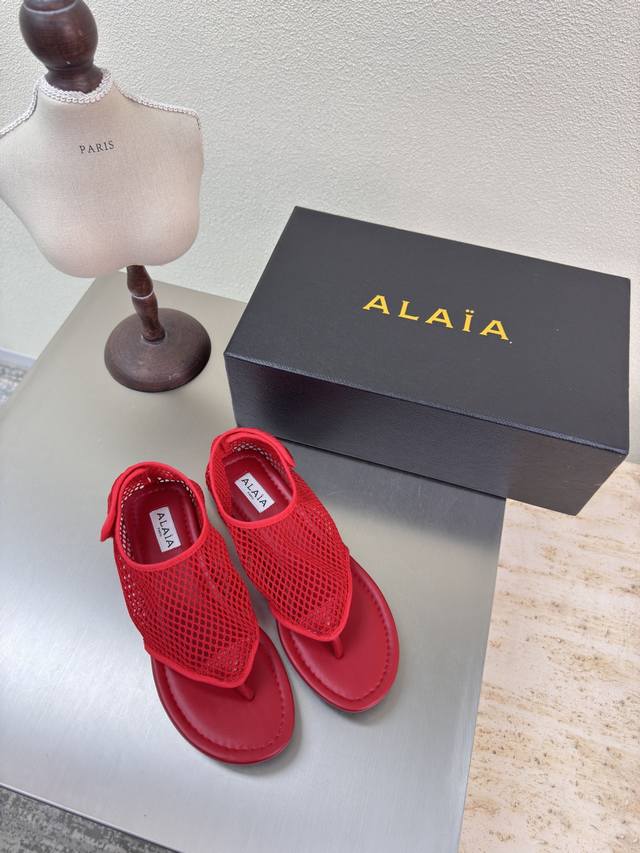 夹趾鞋 魔术贴粘扣 可调节 25经典网面 Alaia 单鞋 来自巴黎 一见倾心 网 红色 经典 阿莱娅还有另外性感的一面 配上不同款式，不同风格都能轻松驾驭，无