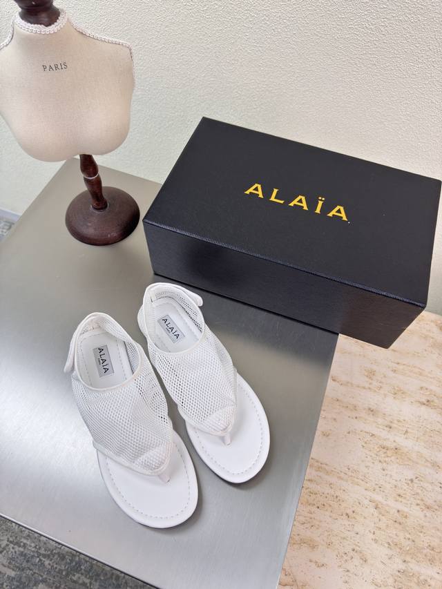 夹趾鞋 魔术贴粘扣 可调节 25经典网面 Alaia 单鞋 来自巴黎 一见倾心 网 白色 经典 阿莱娅还有另外性感的一面 配上不同款式，不同风格都能轻松驾驭，无