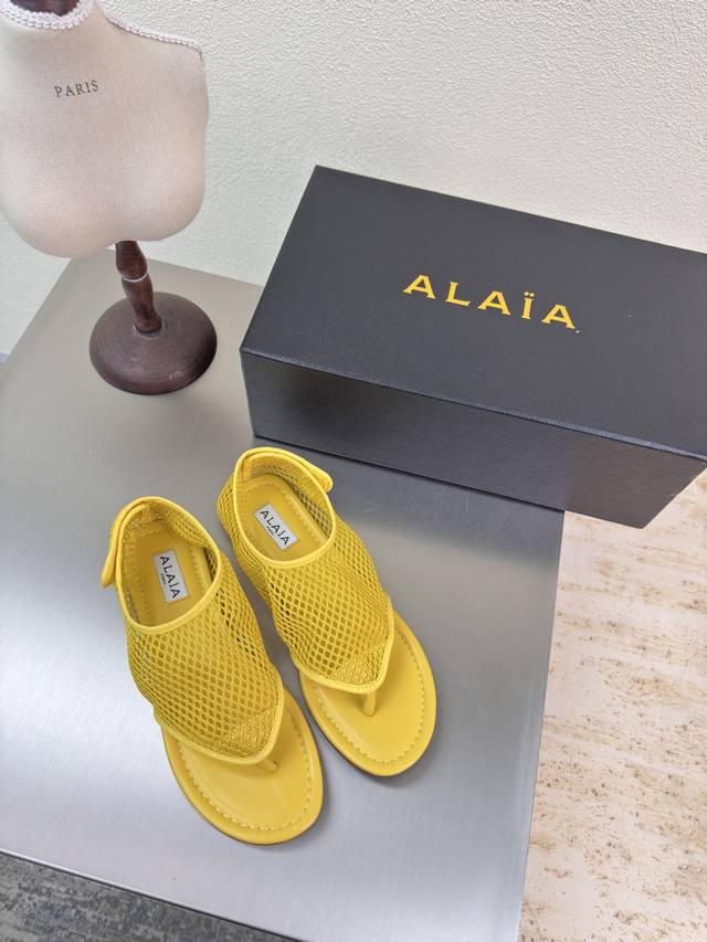 夹趾鞋 魔术贴粘扣 可调节 25经典网面 Alaia 单鞋 来自巴黎 一见倾心 网 黄色 经典 阿莱娅还有另外性感的一面 配上不同款式，不同风格都能轻松驾驭，无